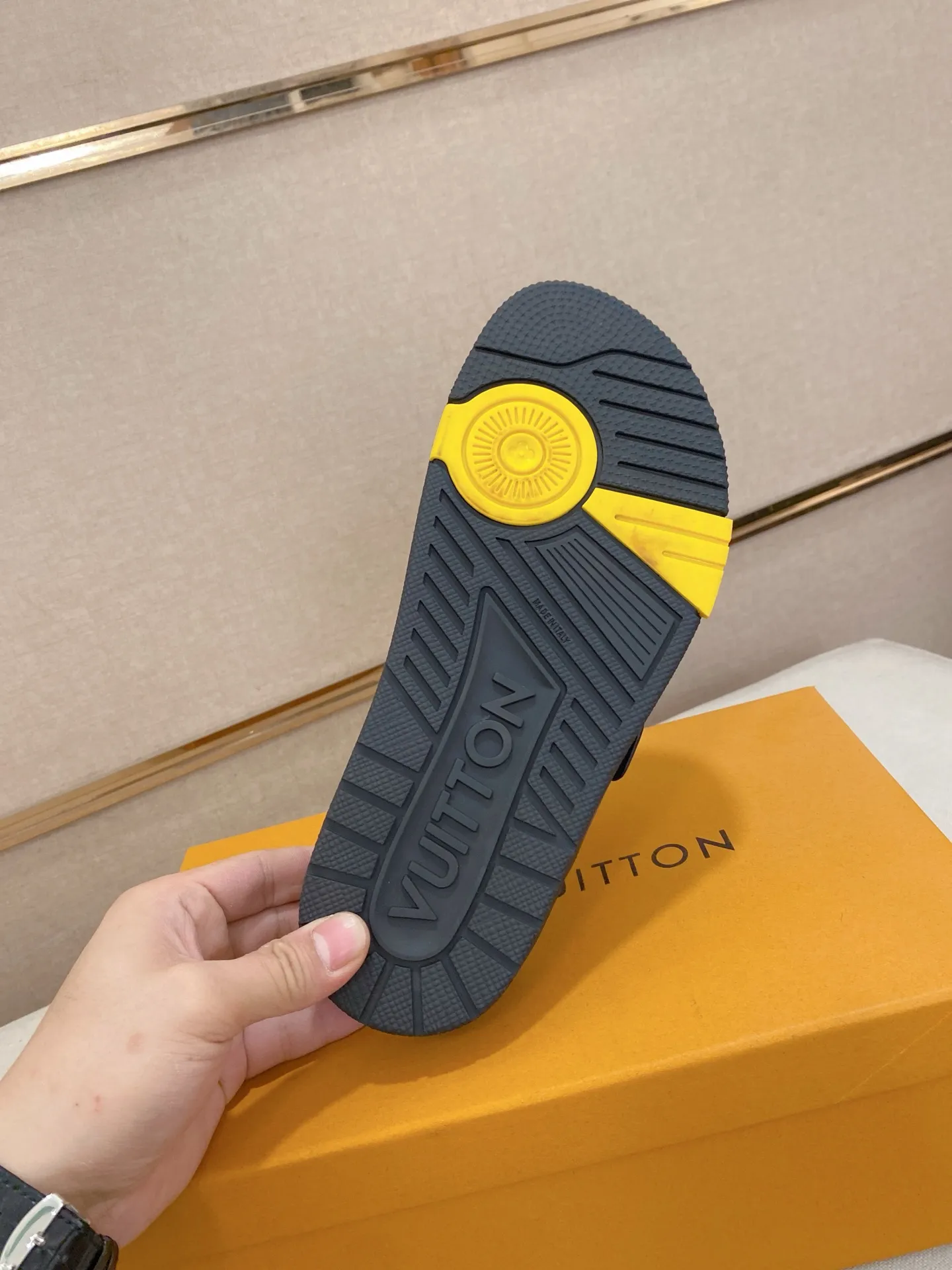Factory price: 420💰Made by LV🔍Top purchasing agent. Men's spring and summer slippers are available at the same counter. The uppers are made of cowhide imported from Italy. High-quality craftsmanship, soles: original soles specially provided by the original factory, exclusive movable molded soles are super comfortable, original factory follow-up goods, 🔍🔍high quality, can be entered and exited the counter at will, welcome to compare, code number 38-44. Can be customized45
